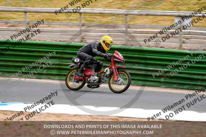 Vintage motorcycle club;eventdigitalimages;mallory park;mallory park trackday photographs;no limits trackdays;peter wileman photography;trackday digital images;trackday photos;vmcc festival 1000 bikes photographs